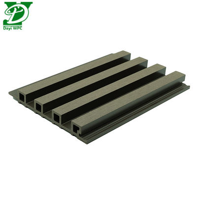 Moderne Außendekoration. Langlebiges WPC-Außenwandpaneel mit Wannenoberfläche