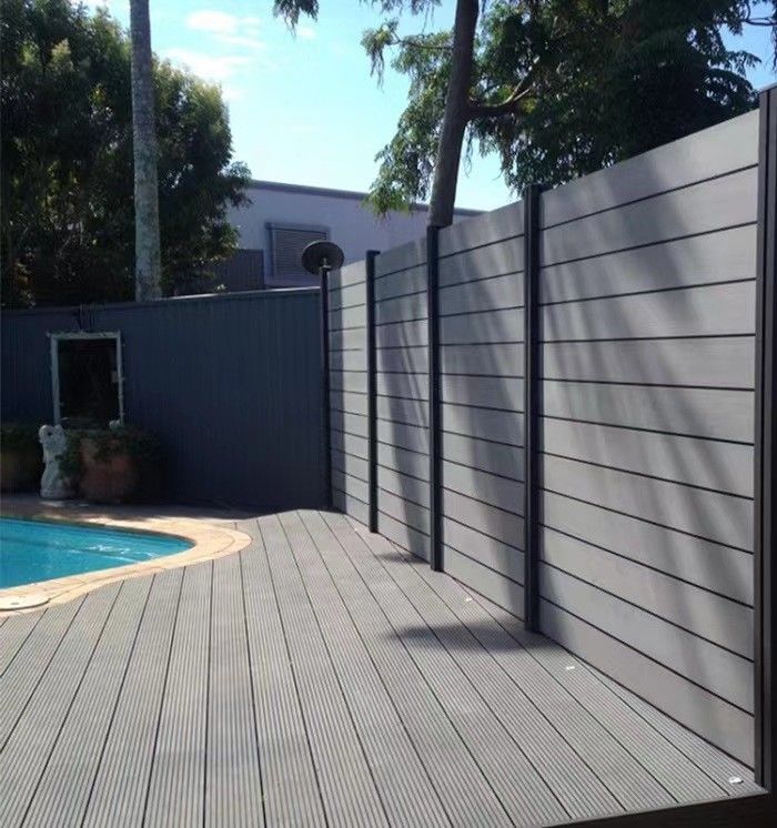 Moderner Garten Konsistente Farbe Niedrigwartungs WPC Zaun